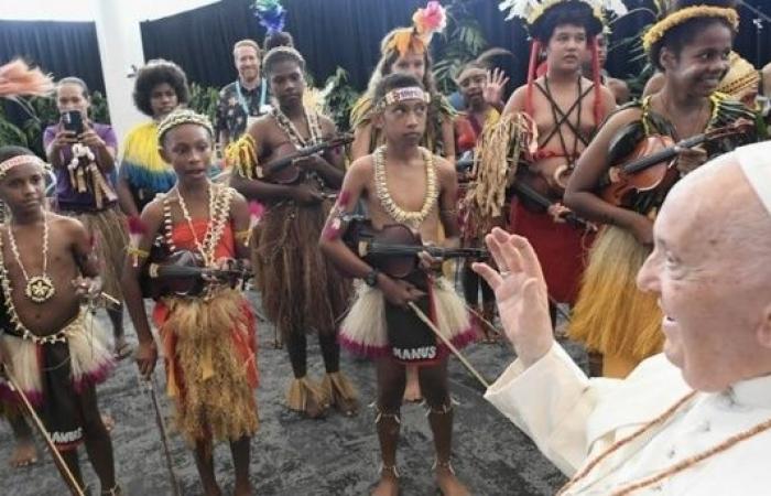 Pope
      calls
      for
      justice
      and
      respect
      for
      women
      in
      Papua
      New
      Guinea