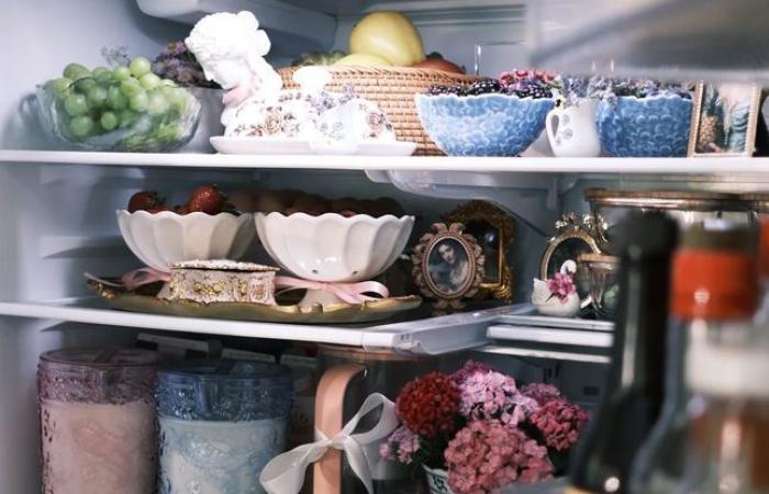 Candles
      and
      flowers
      in
      your
      fridge…
      What
      is
      “fridgescaping”,
      this
      trend
      that’s
      all
      the
      rage
      on
      TikTok?