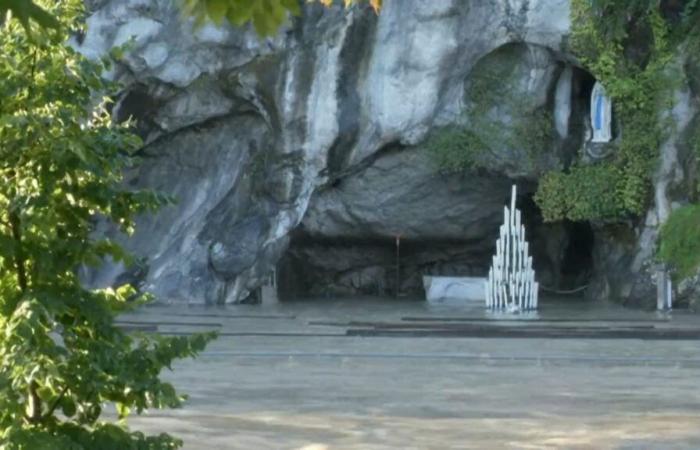 Lourdes
      grotto
      closed
      due
      to
      bad
      weather