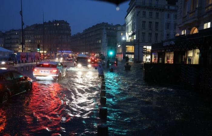 The
      whole
      of
      France
      in
      yellow,
      eight
      departments
      on
      orange
      alert
      for
      rain
      and
      storms