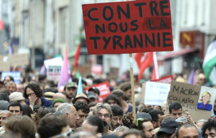 Thousands
      of
      people
      demonstrate
      against
      Emmanuel
      Macron
      and
      the
      nomination
      of
      Michel
      Barnier