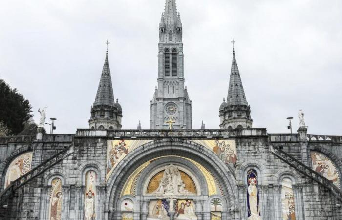 Lourdes
      sanctuary
      partially
      flooded,
      grotto
      closed