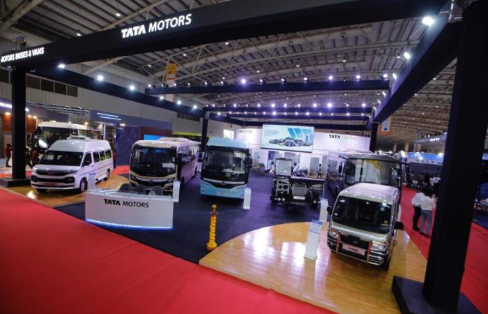 Tata
      Motors
      unveils
      new
      Ultra
      EV
      7M
      electric
      bus
      in
      India