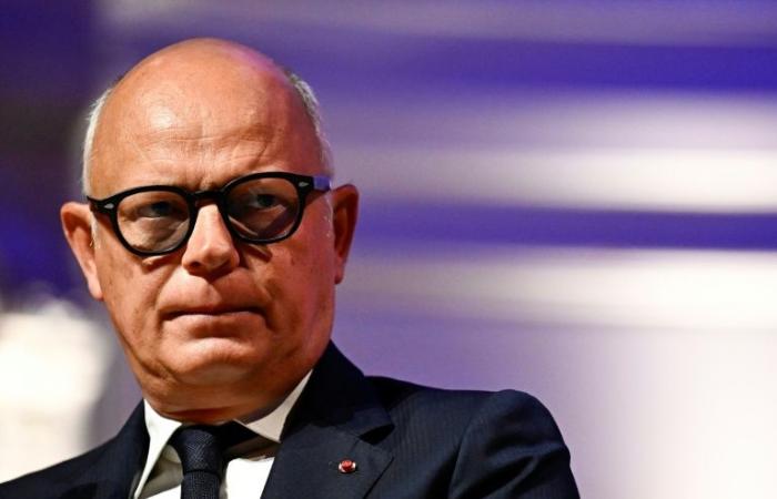 Ex-French
      PM
      Launches
      2027
      Presidential
      Bid
      Amid
      Political
      Turmoil