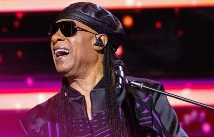 Stevie
      Wonder
      is
      back
      with
      a
      political
      song
      after
      4
      years
      of
      absence:
      listen!