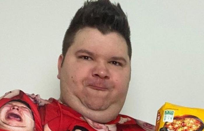 Extreme
      eating
      YouTuber
      Nikocado
      Avocado
      wells
      up
      as
      he
      reveals
      250lb
      weight
      loss
      after
      posting
      old
      vids
      to
      fool
      fans
      –
      The
      Sun