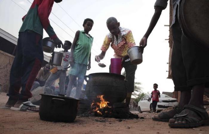 Hundreds
      of
      families
      on
      the
      roads
      after
      new
      fighting
      near
      Khartoum