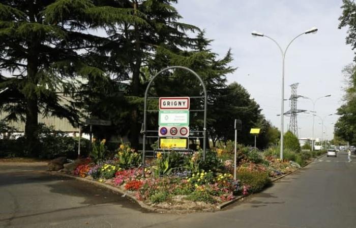 After
      years
      of
      struggle,
      Grigny
      lays
      the
      first
      stone
      of
      its
      new
      supermarket