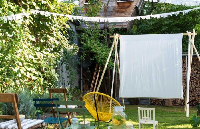 How
      to
      install
      an
      outdoor
      cinema
      in
      your
      garden