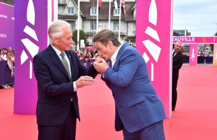 The
      legendary
      hand
      kiss
      between
      Benoît
      Magimel
      and
      Michael
      Douglas
      in
      Deauville