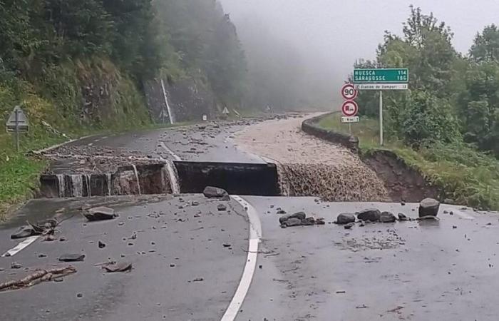 Road
      cut
      in
      two
      after
      severe
      storms