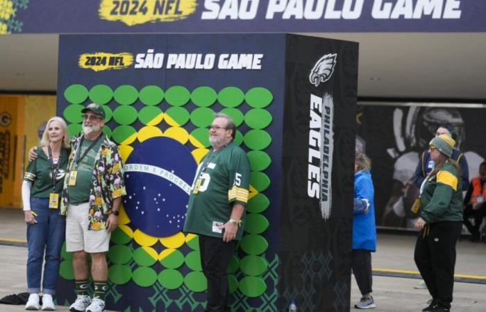 Some
      NFL
      fans
      defy
      host
      soccer
      club’s
      preference
      by
      wearing
      green
      to
      Packers-Eagles
      game
      in
      Brazil