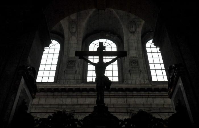 Man
      Vandalizes
      Sacré-Coeur
      Church
      in
      Nice,
      Throws
      Knife
      at
      Woman