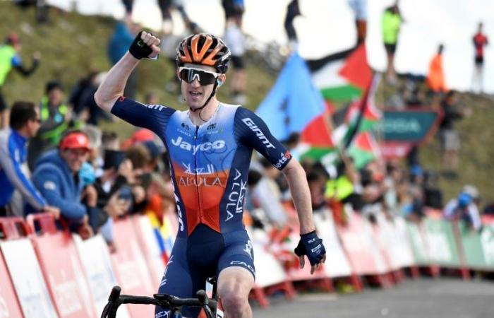 Irishman
      Dunbar
      wins
      queen
      stage
      at
      Picon
      Blanco
      summit