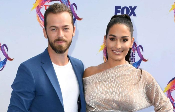 Artem
      Chigvintsev
      Re-Adds
      Wife
      Nikki
      Garcia’s
      Name
      to
      Instagram
      Bio
      After
      Arrest