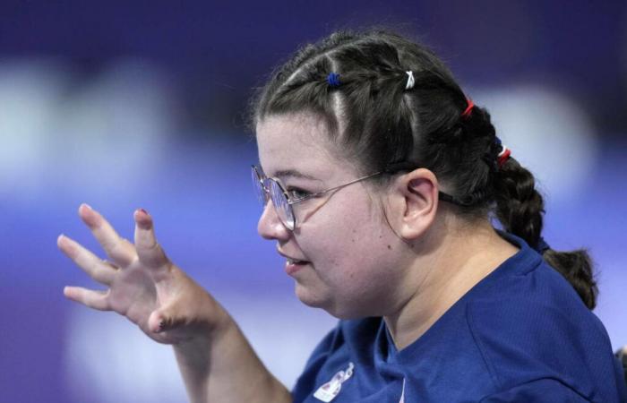 Aurélie
      Aubert
      and
      Tanguy
      de
      La
      Forest,
      flag
      bearers
      for
      the
      closing
      of
      the
      Paralympic
      Games