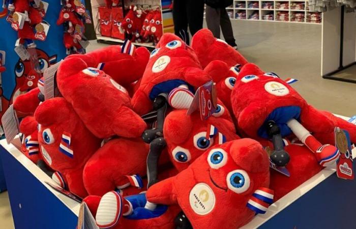 The
      unexpected
      success
      of
      the
      Phryge
      plush
      toy,
      mascot
      of
      Paris
      2024