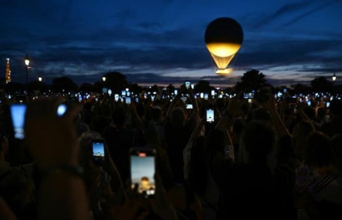 Parisians
      and
      tourists
      enjoyed
      the
      Olympic
      cauldron’s
      flight
      one
      last
      time