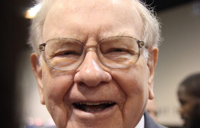 40.5%
      of
      Warren
      Buffett’s
      $312
      Billion
      Berkshire
      Hathaway
      Portfolio
      Is
      in
      These
      2
      Dividend
      Stocks