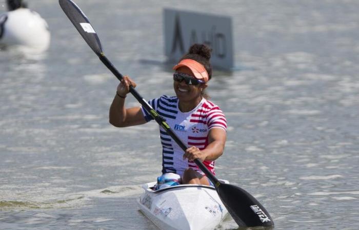 Silver
      in
      canoeing,
      Nélia
      Barbosa
      offers
      a
      75th
      medal
      to
      France