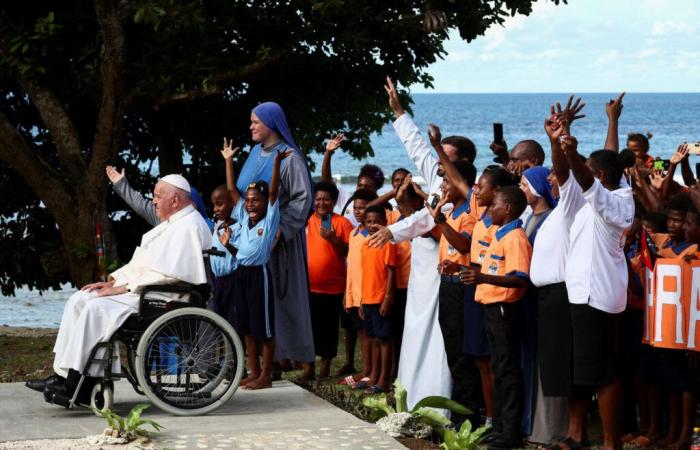 Pope
      Francis
      visits
      Papua
      New
      Guinea,
      where
      churches
      come
      to
      the
      rescue
      of
      a
      failing
      state