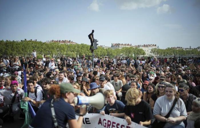 After
      the
      appointment
      of
      Michel
      Barnier,
      a
      part
      of
      the
      left
      denounces
      in
      the
      street
      the
      “coup
      de
      force
      of
      Macron”