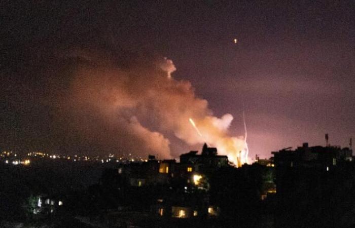 Israeli
      army
      announces
      bombing
      of
      Hezbollah
      positions
      on
      border