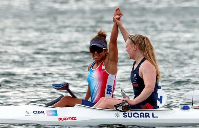 Nélia
      Barbosa
      in
      silver
      in
      paracanoe