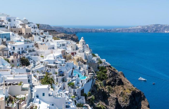 Cruise
      ships
      going
      to
      Mykonos
      and
      Santorini
      will
      have
      to
      pay
      20
      euros