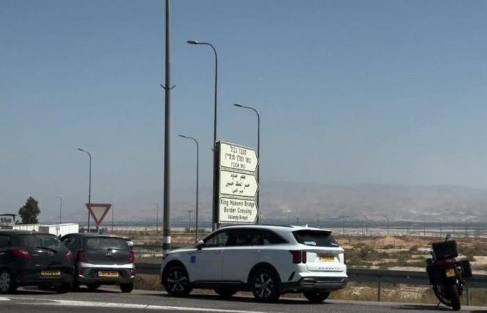 Three
      Israeli
      security
      guards
      killed
      in
      attack
      at
      crossing
      with
      Jordan