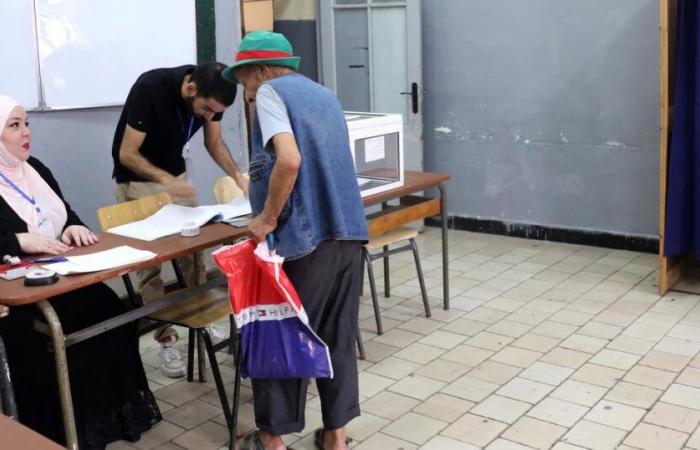 Turnout
      below
      50%,
      Tebboune
      expected
      to
      win