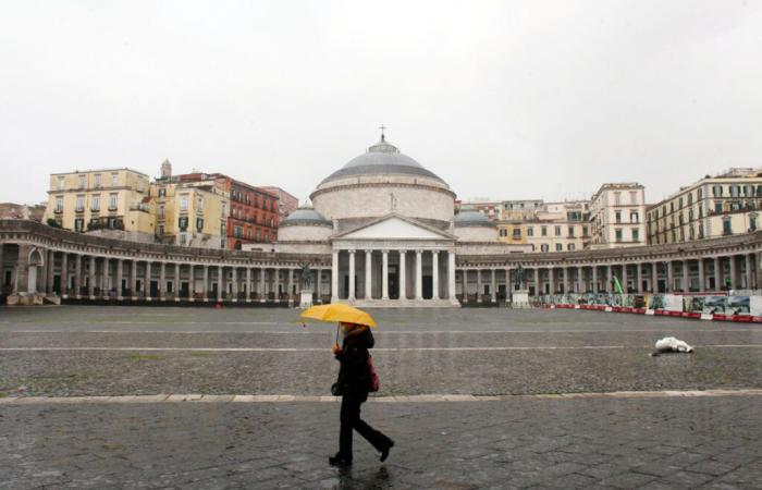 Bad
      weather
      returns
      to
      Campania
      and
      orange
      alert
      is
      triggered