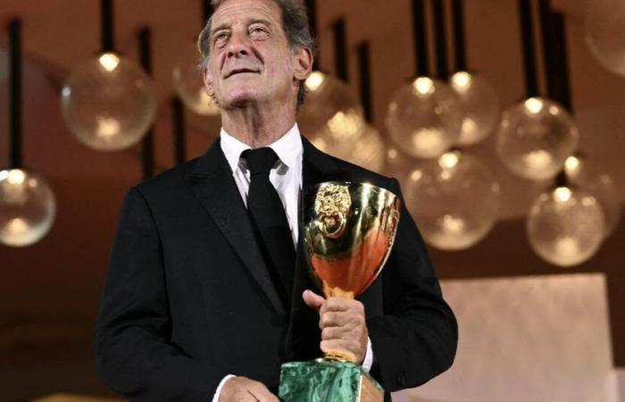 Vincent
      Lindon
      receives
      the
      Volpi
      Cup
      for
      best
      actor
      at
      the
      Venice
      Film
      Festival