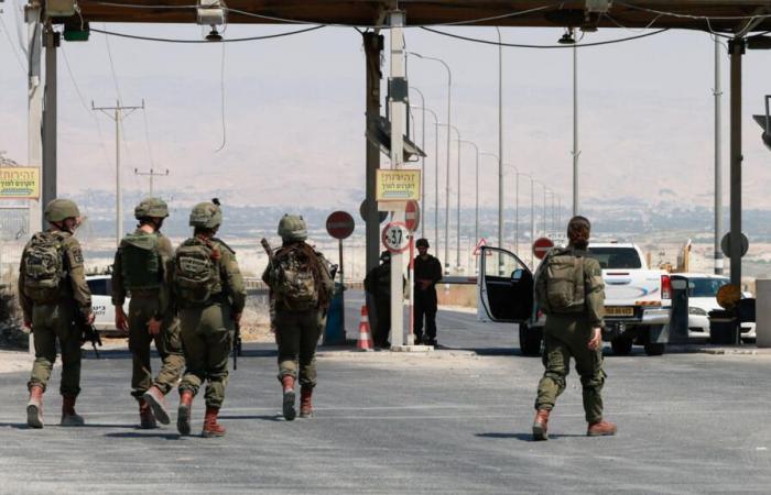 Attack
      kills
      at
      least
      three
      Israeli
      security
      guards
      on
      Jordan
      border