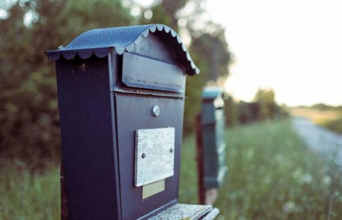 Beware
      of
      those
      magnets
      slipped
      into
      your
      mailbox,
      it’s
      a
      scam