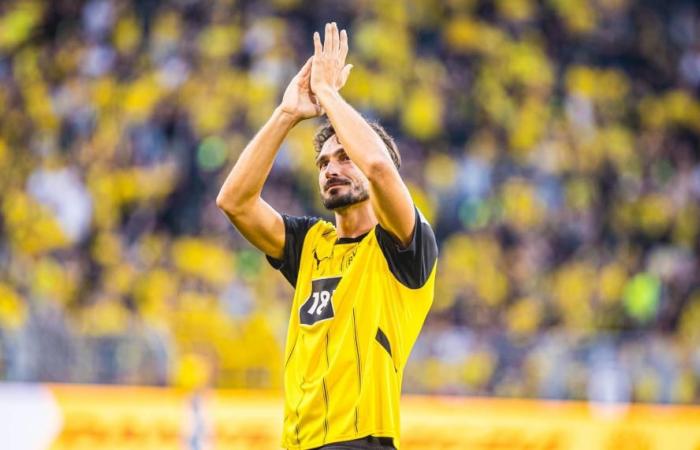 Hummels
      close
      to
      tears
      at
      BVB
      farewell
      in
      front
      of
      80,000
      fans