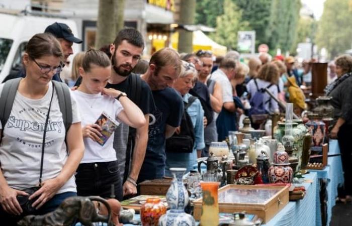 Antique
      dealers
      prepare
      for
      the
      Lille
      flea
      market