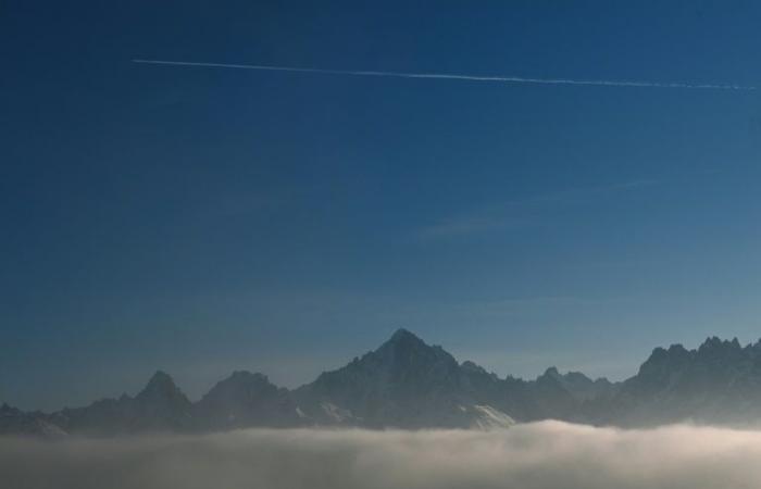 Four
      Korean
      and
      Italian
      climbers
      still
      stuck
      on
      Mont
      Blanc