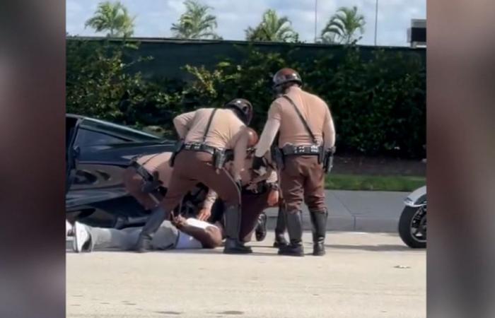 Tyreek
      Hill:
      Miami-Dade
      police
      officer
      placed
      on
      administrative
      duty
      after
      Dolphins
      star
      detained
      before
      game