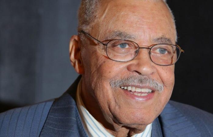 James
      Earl
      Jones,
      Original
      Voice
      of
      Darth
      Vader
      and
      Mufasa,
      Dies
      at
      93