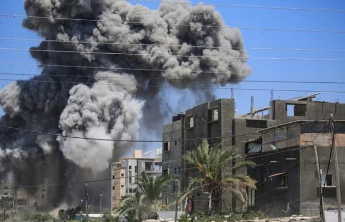 Israel
      strikes
      humanitarian
      zone
      in
      Khan
      Younis,
      dozens
      killed
      and
      wounded