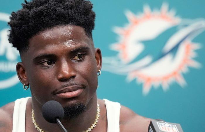 Miami
      Dolphins
      wide
      receiver
      Tyreek
      Hill
      tells
      CNN
      he’s
      still
      shell-shocked
      after
      being
      detained
      by
      police
      ahead
      of
      NFL
      game