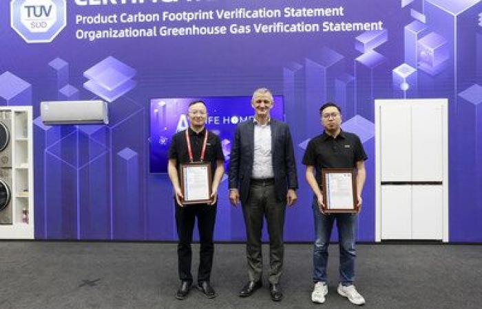 CHiQ
      has
      received
      TÜV’s
      Carbon
      Footprint
      Verification
      Declaration
      for
      its
      products,
      illustrating
      new
      trends
      in
      eco-friendly
      lifestyle