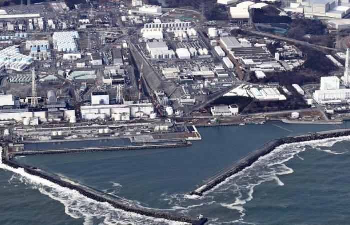 Attempt
      to
      remove
      radioactive
      debris
      from
      reactors
      begins