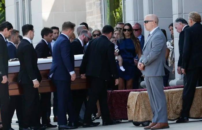 NHL
      players
      show
      up
      in
      droves
      for
      Johnny
      and
      Matthew
      Gaudreau’s
      funeral