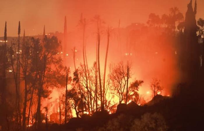 New
      wildfires
      in
      western
      US
      threaten
      tens
      of
      thousands
      of
      homes