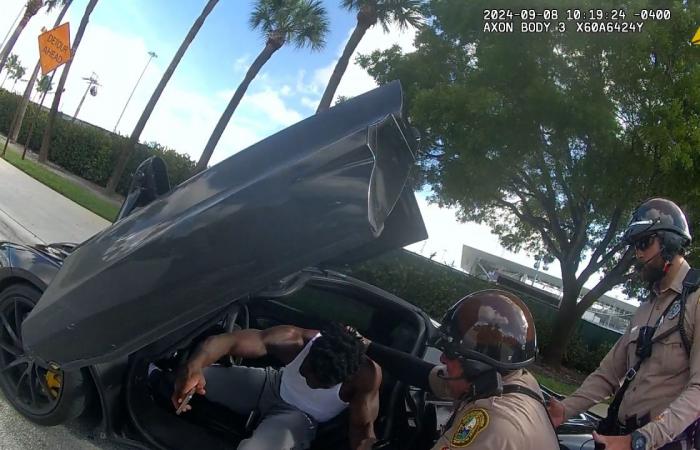 Miami
      Dolphins
      wide
      receiver
      Tyreek
      Hill
      tells
      CNN
      he’s
      still
      shell-shocked
      after
      being
      detained
      by
      police
      ahead
      of
      NFL
      game