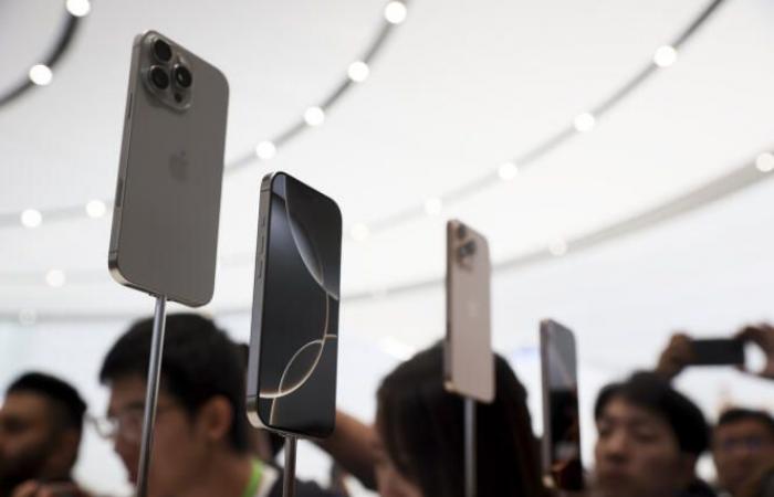 Apple
      enters
      the
      race
      for
      smartphones
      boosted
      by
      artificial
      intelligence