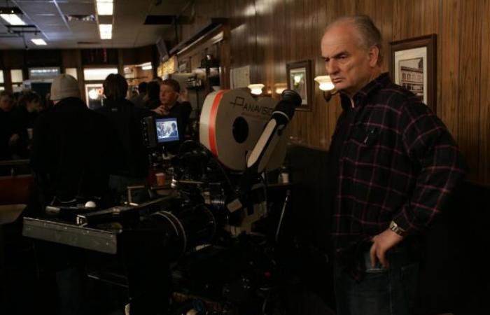 David
      Chase
      walks
      over
      to
      Alex
      Gibney’s
      couch