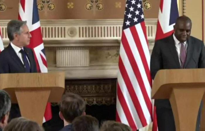 US,
      UK
      Foreign
      Ministers
      Visit
      Ukraine
      to
      Discuss
      Armaments